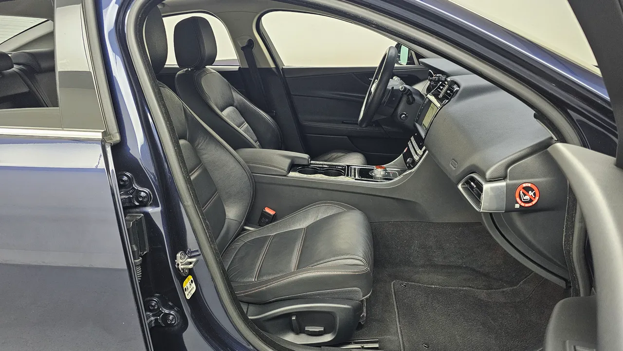 Jaguar XE — miniaturë 10