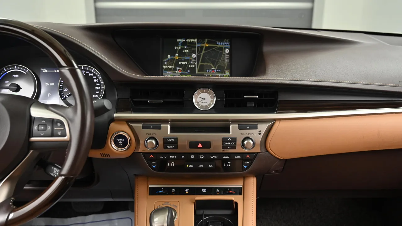 Lexus ES — miniaturë 14