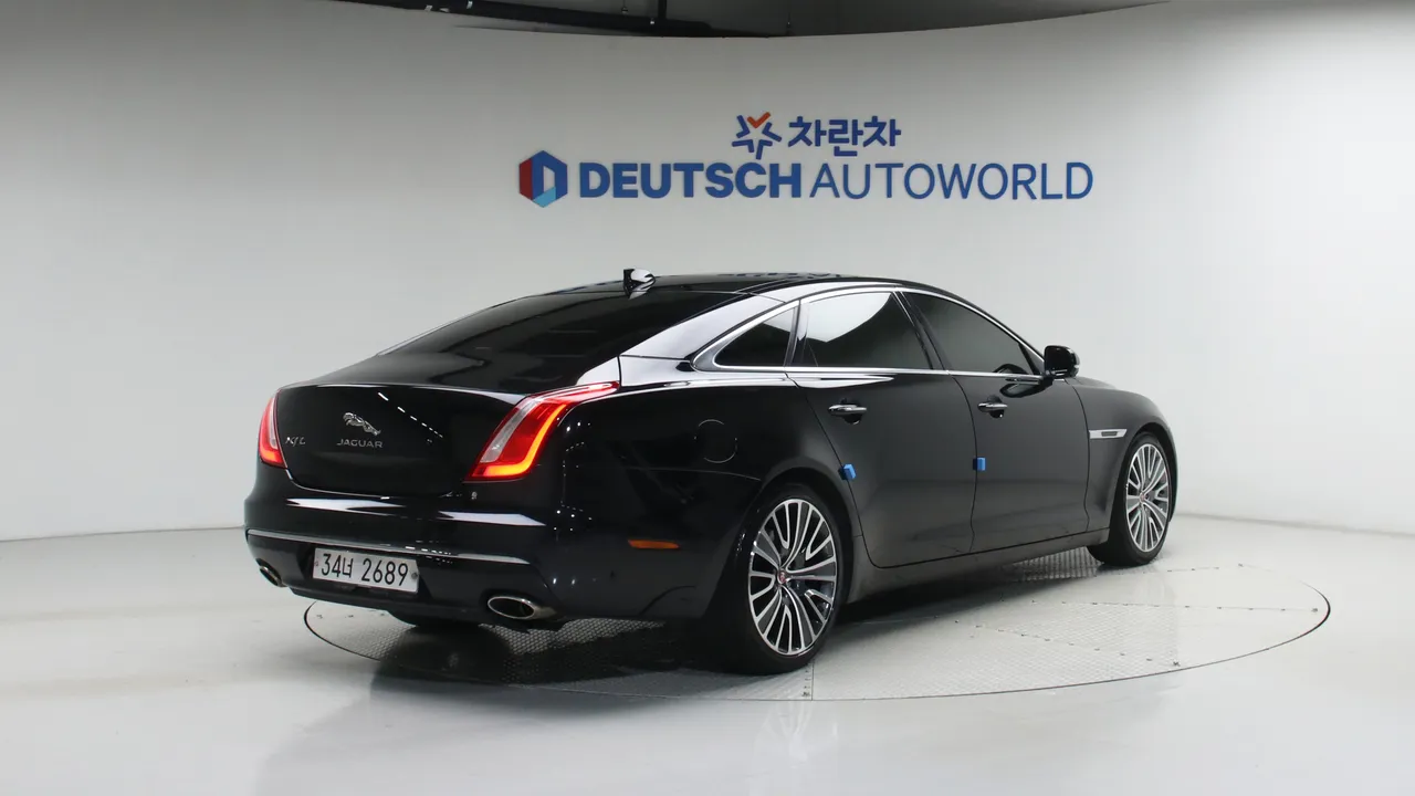 Jaguar XJ — miniaturë 2