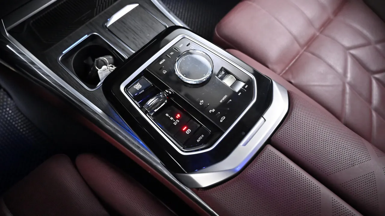 BMW 7er — miniaturë 9