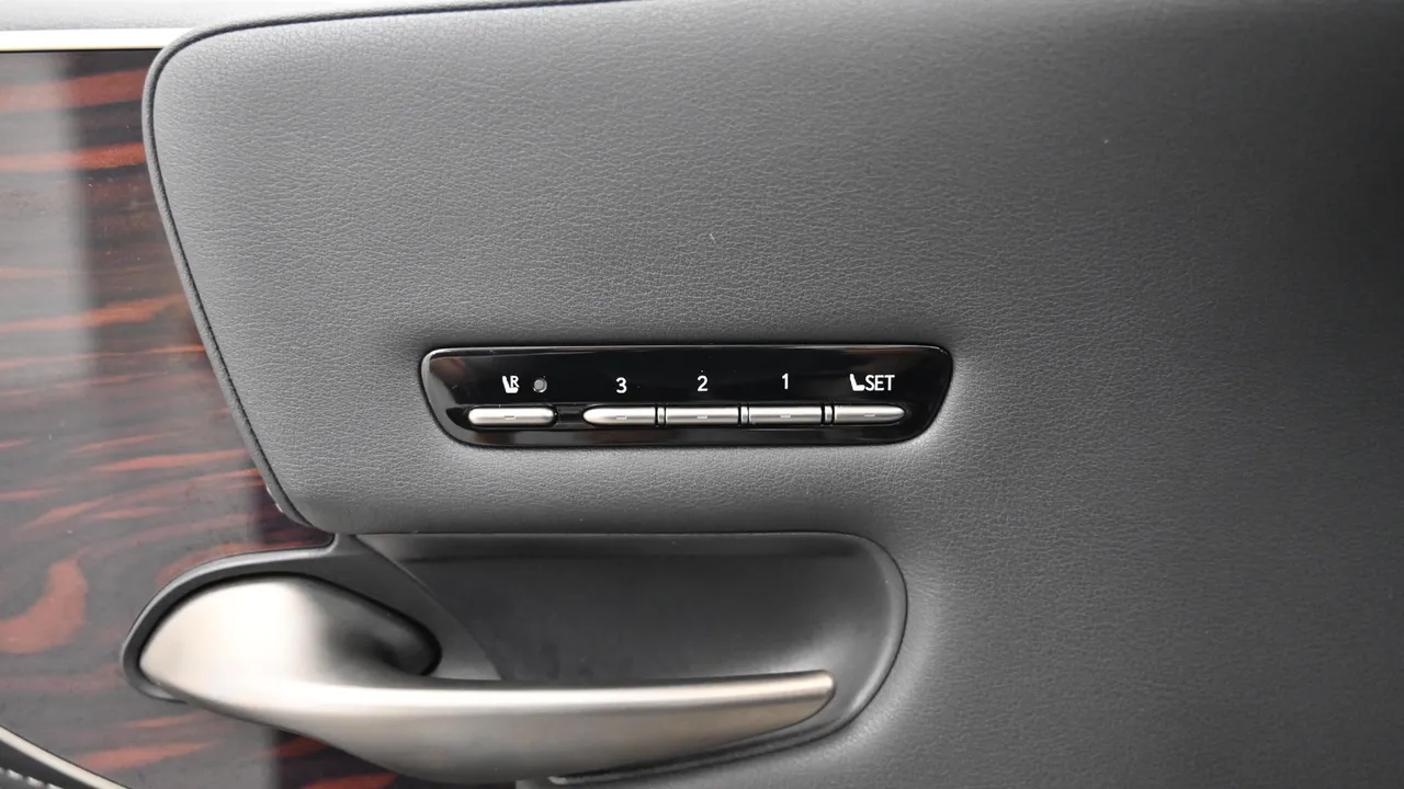 Lexus LS — miniaturë 17