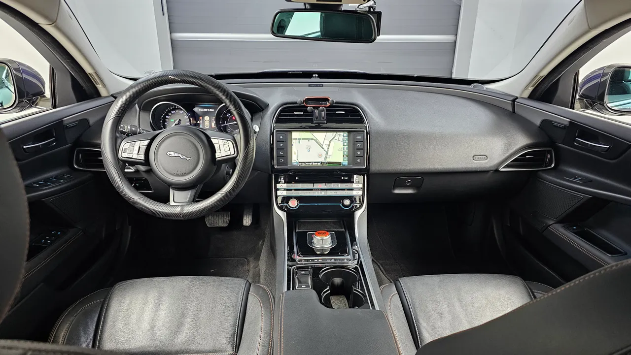 Jaguar XE — miniaturë 7
