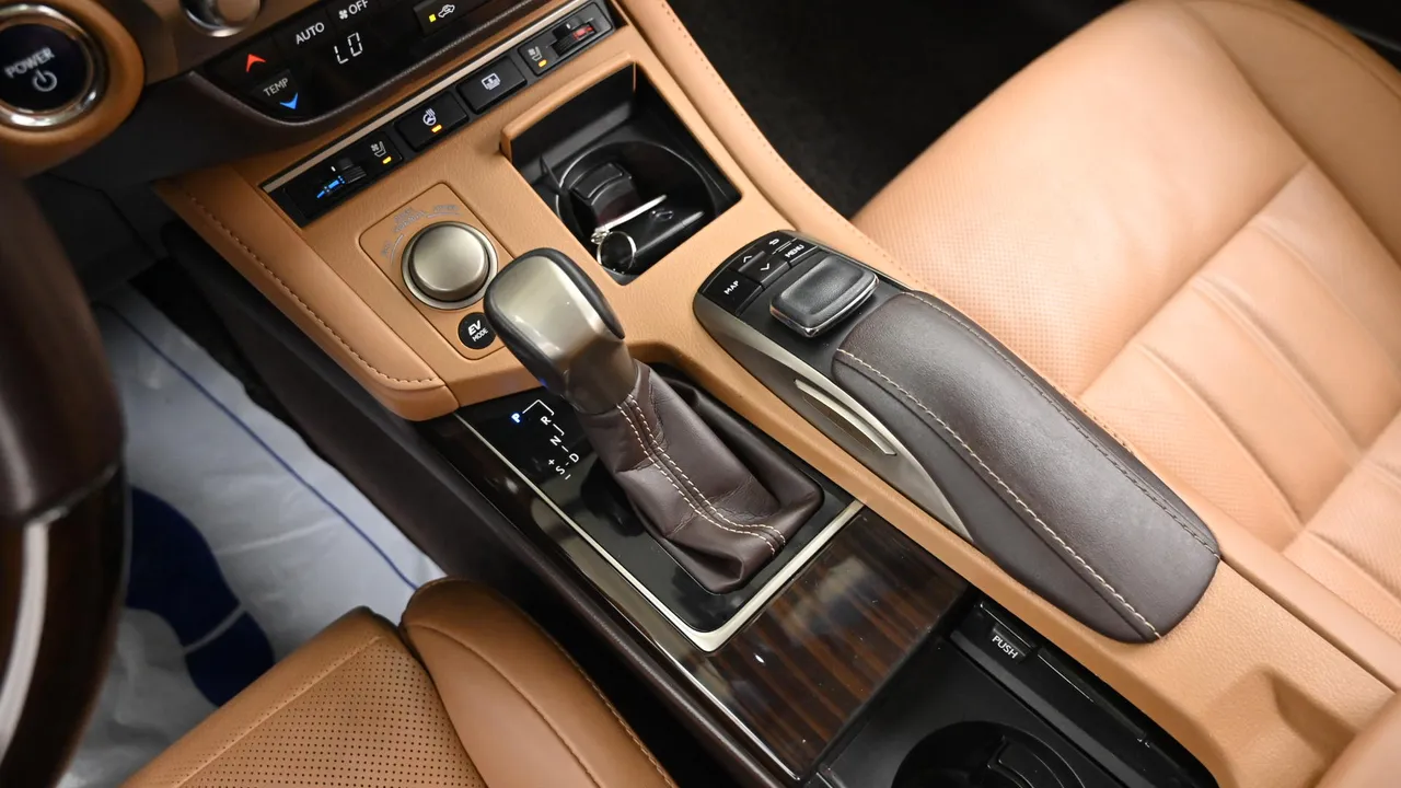 Lexus ES — miniaturë 9