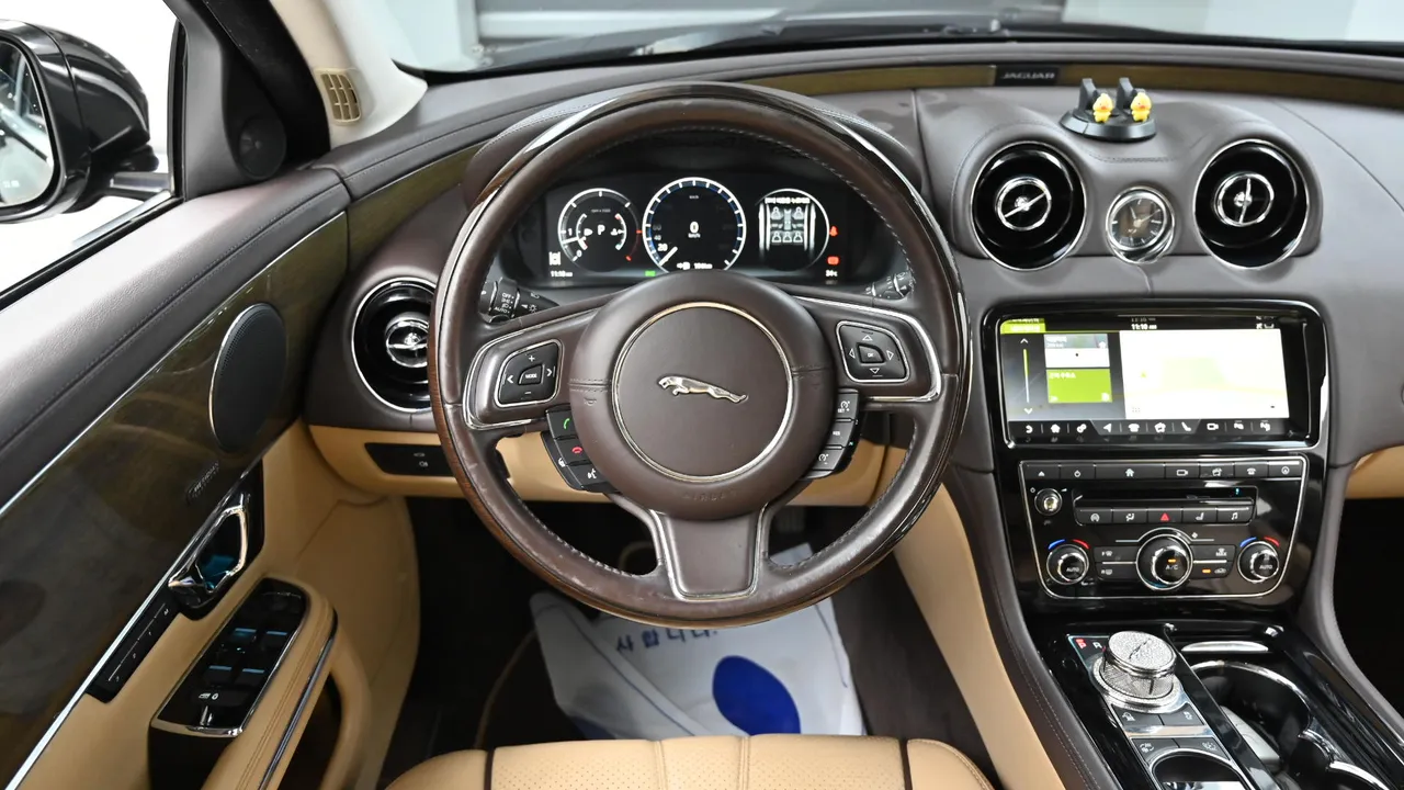 Jaguar XJ — miniaturë 13