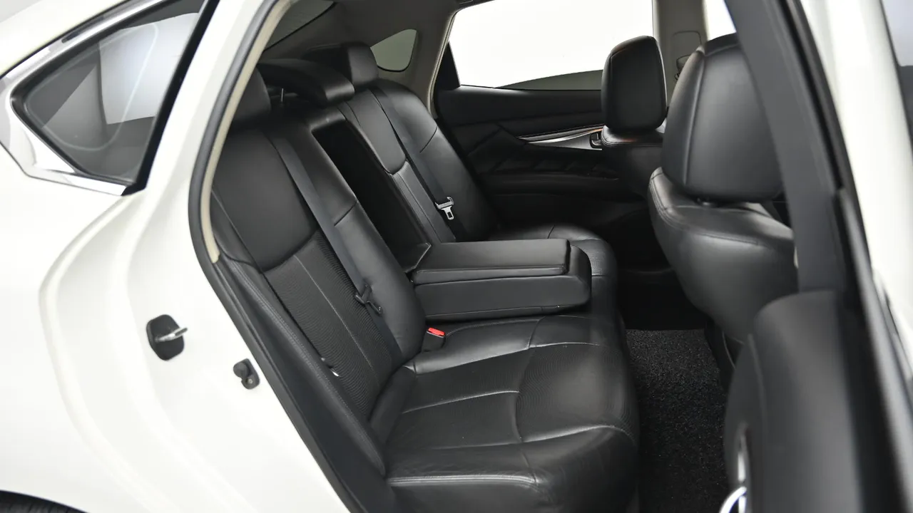 Infiniti M — miniaturë 12
