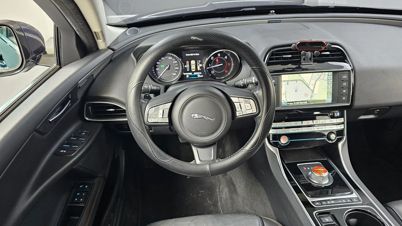 Jaguar XE — miniaturë 13