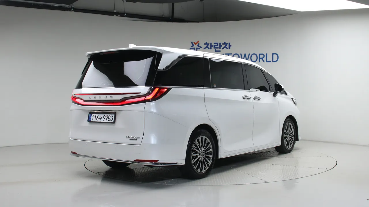 Lexus LM — miniaturë 2
