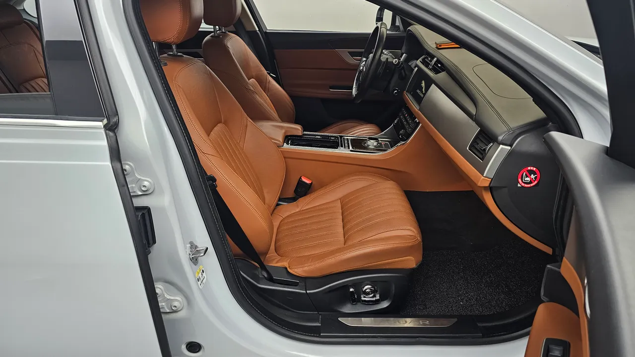 Jaguar XF — miniaturë 10