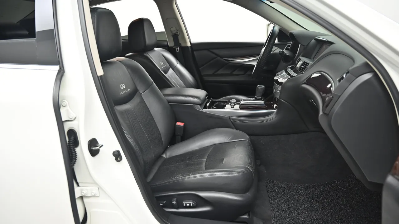 Infiniti M — miniaturë 10