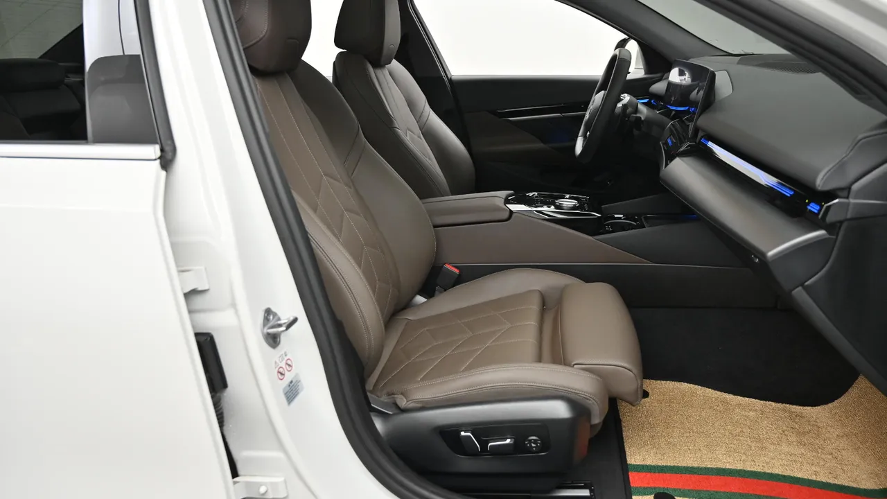 BMW 5 Series (G60) 520i