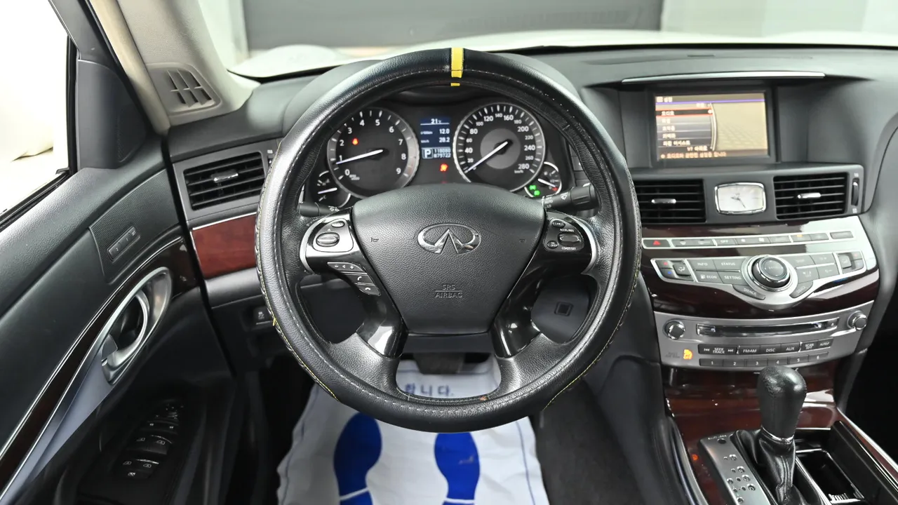 Infiniti M — miniaturë 13