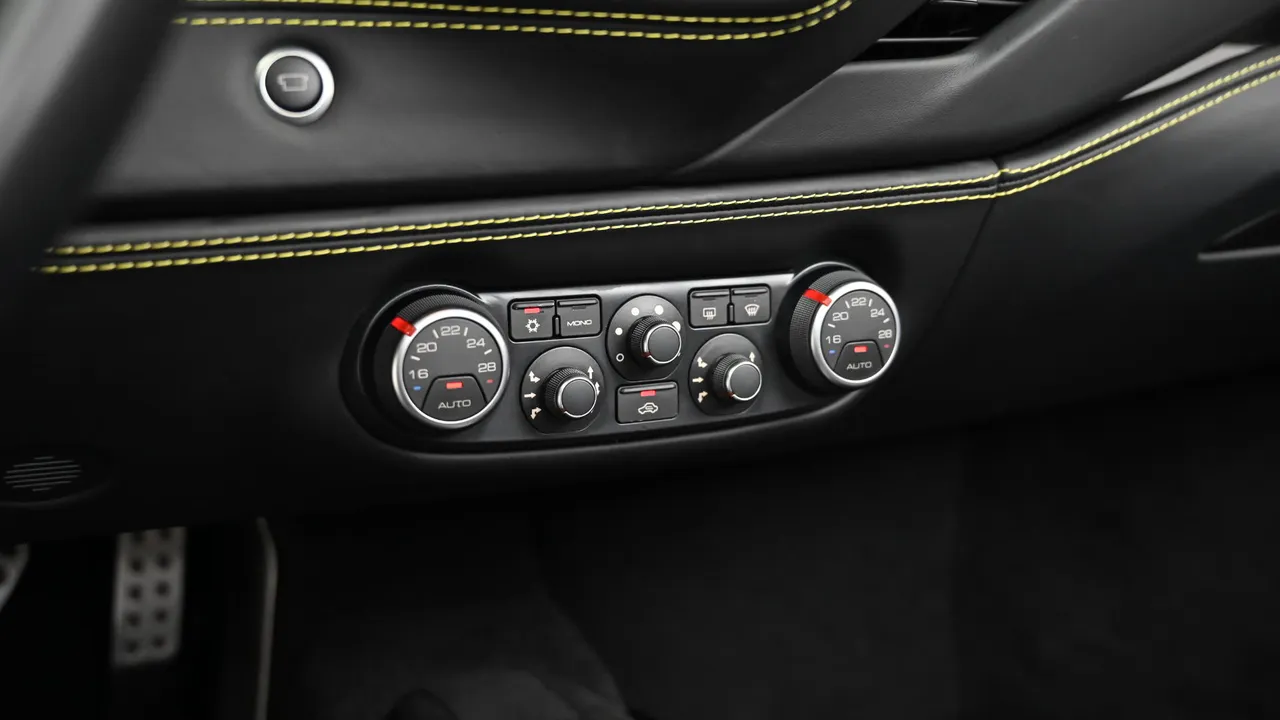 Ferrari 488 — miniaturë 17