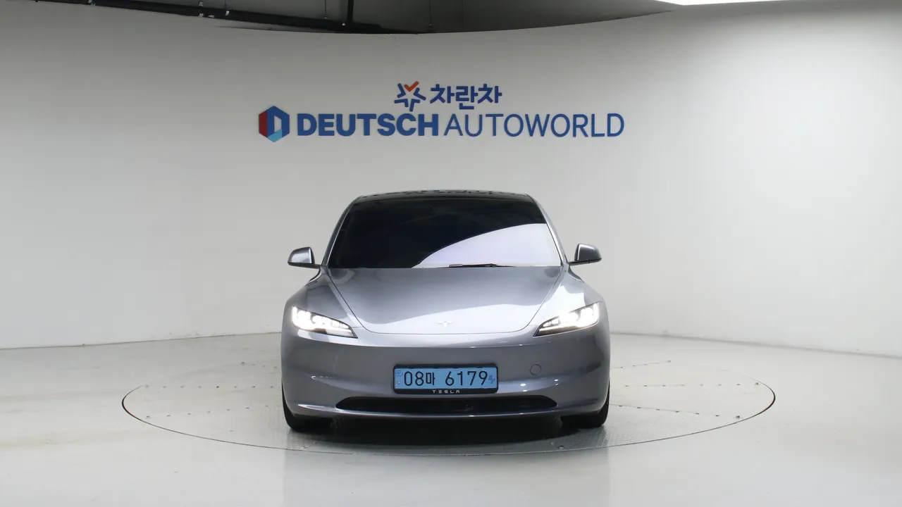 Tesla Model 3 — miniaturë 3