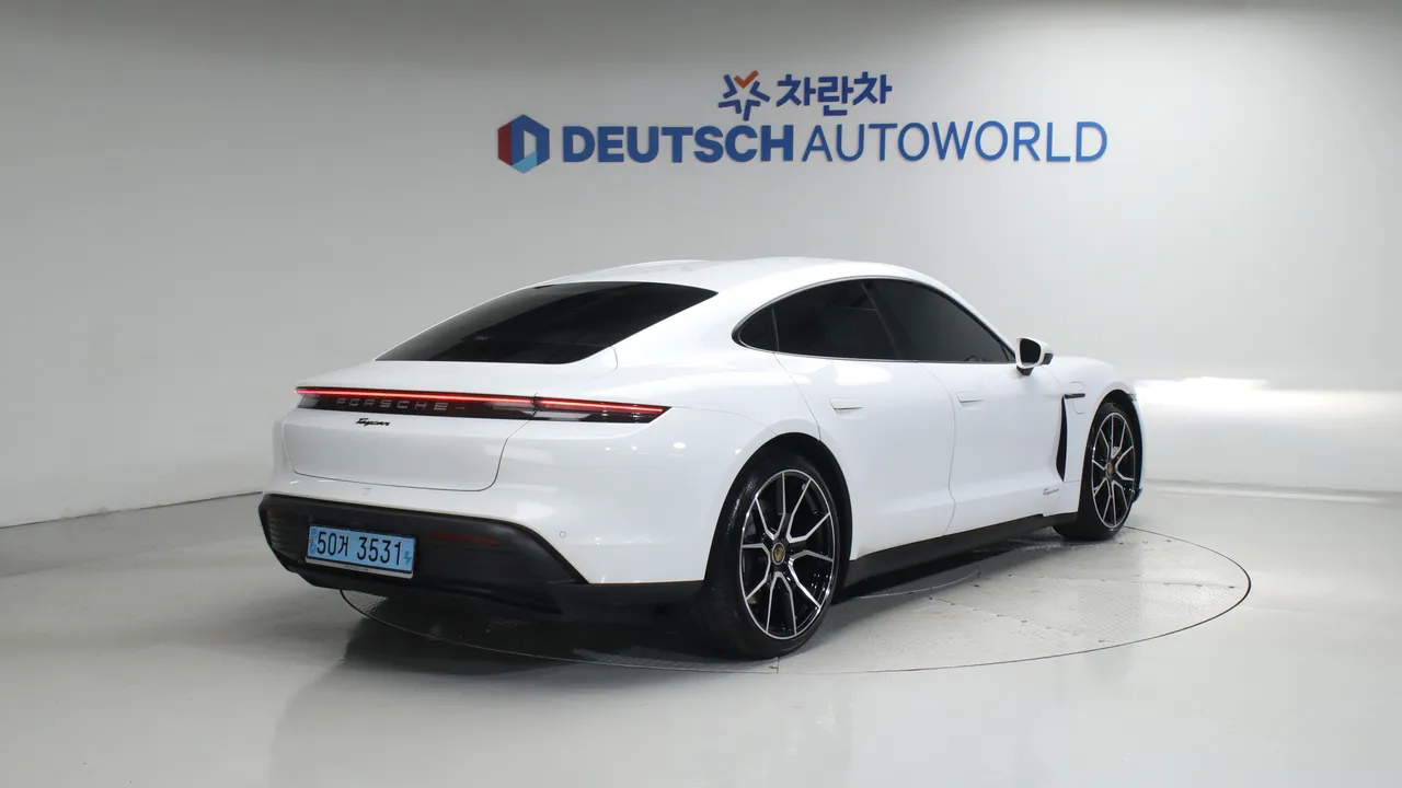 Porsche Taycan — miniaturë 2