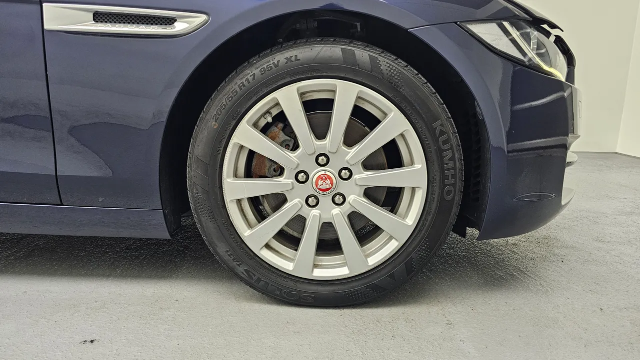 Jaguar XE — miniaturë 5