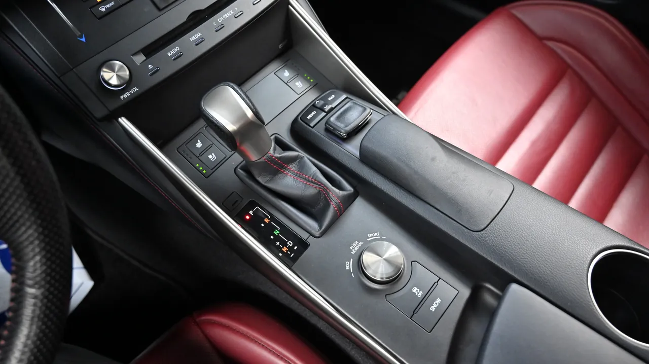 Lexus IS — miniaturë 9