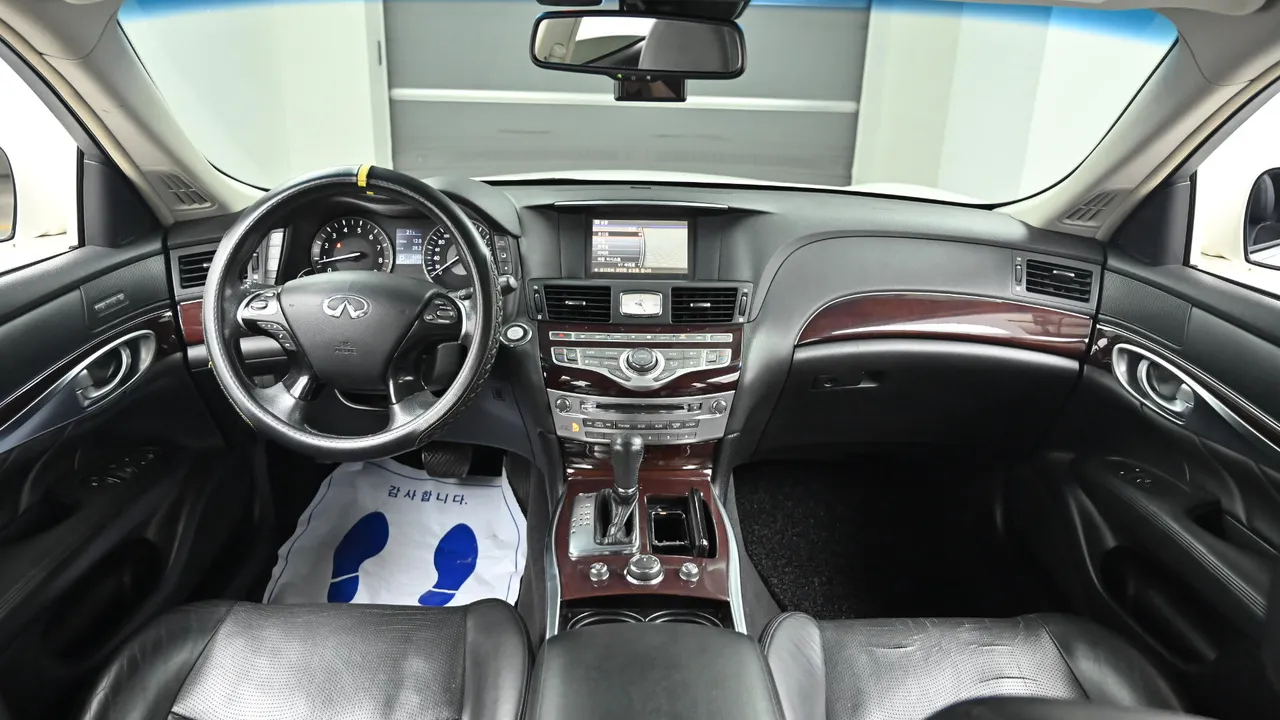 Infiniti M — miniaturë 7