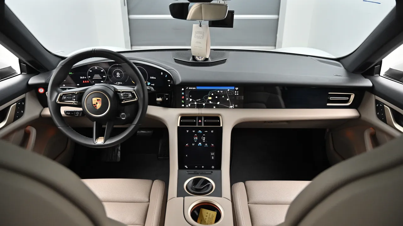 Porsche Taycan — miniaturë 7