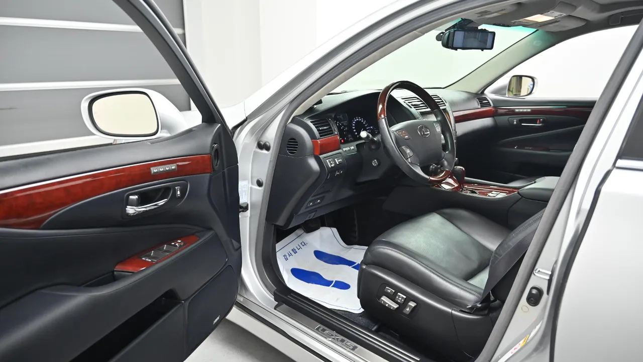 Lexus LS — miniaturë 11