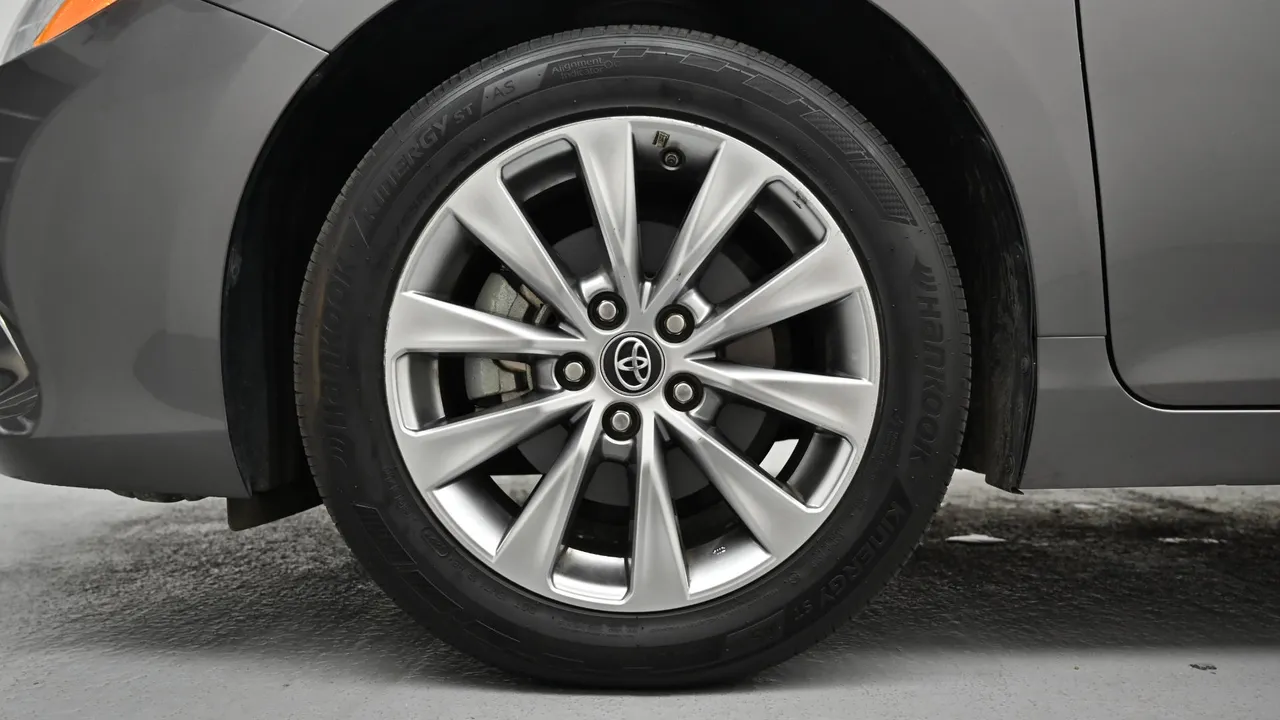 Toyota Camry — miniaturë 5