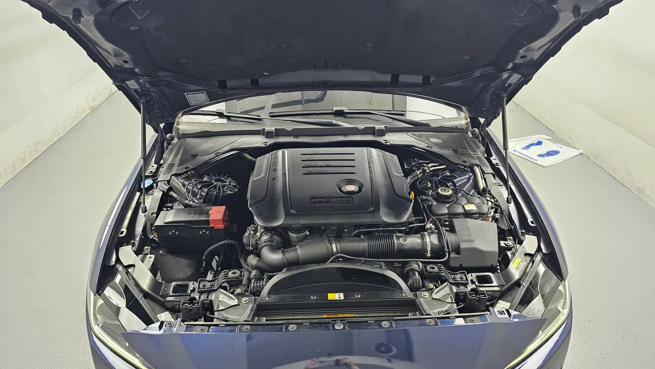 Jaguar XE — miniaturë 6