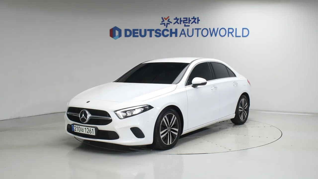 Mercedes-Benz CLA-klasse A220 세단 — foto 1