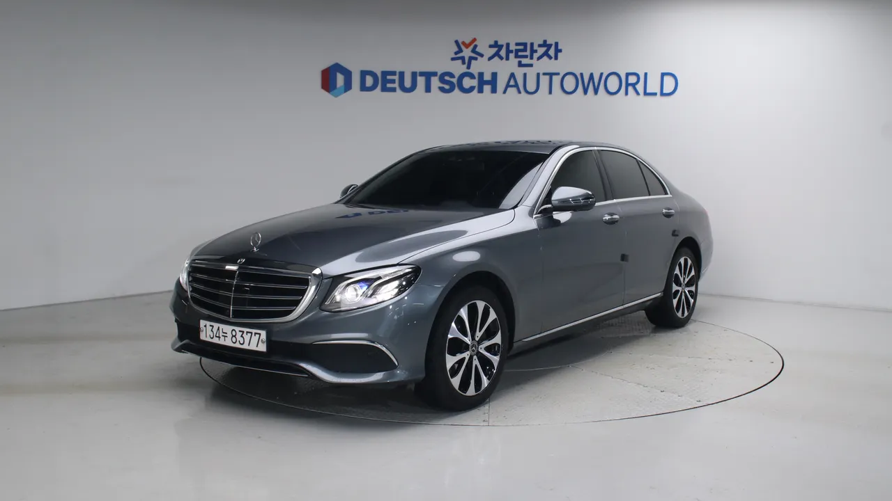 Mercedes-Benz E-klasse E300 4MATIC 익스클루시브 — foto 1