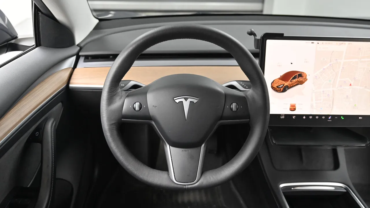 Tesla Model 3 — miniaturë 13