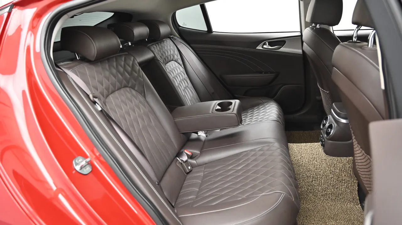 Kia Stinger — miniaturë 12