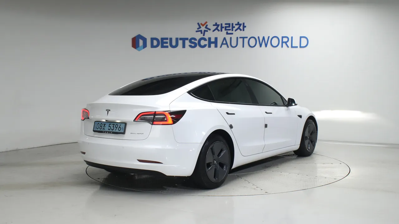 Tesla Model 3 — miniaturë 2