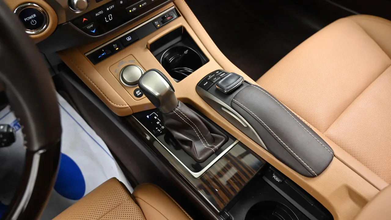 Lexus ES — miniaturë 9