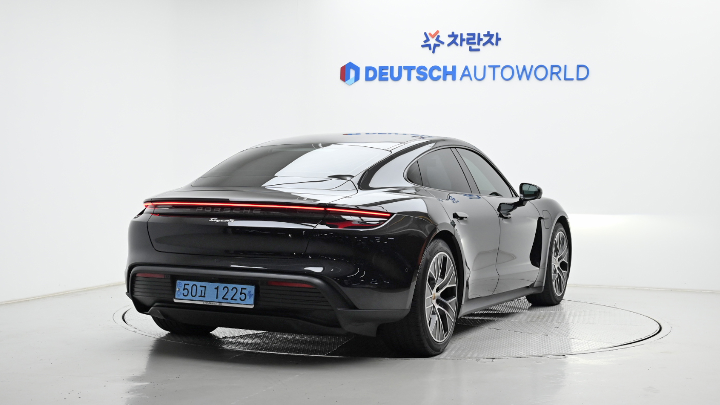 Porsche Taycan — miniaturë 2