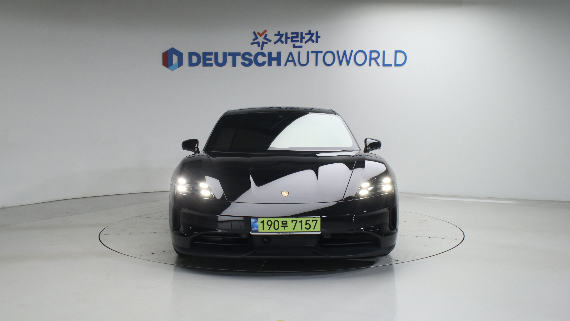 Porsche Taycan — miniaturë 3