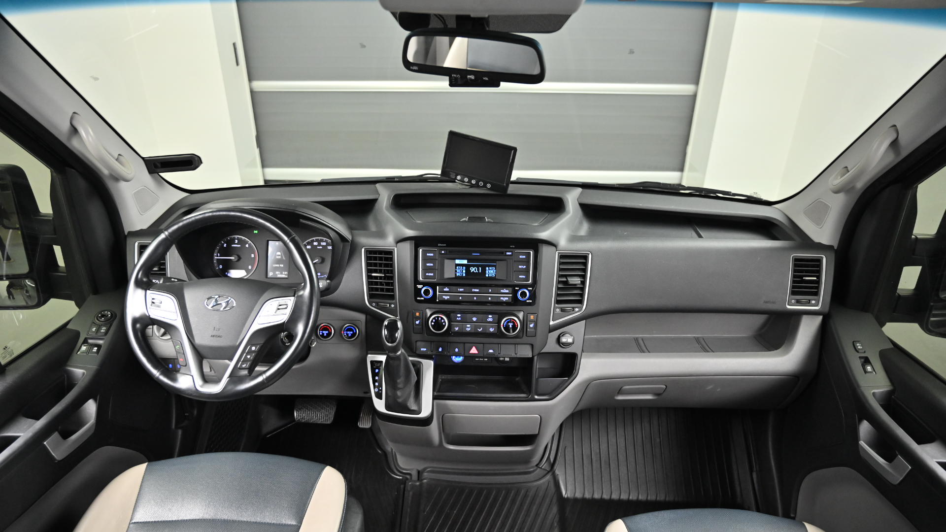 Hyundai Solati 15-seater Luxury