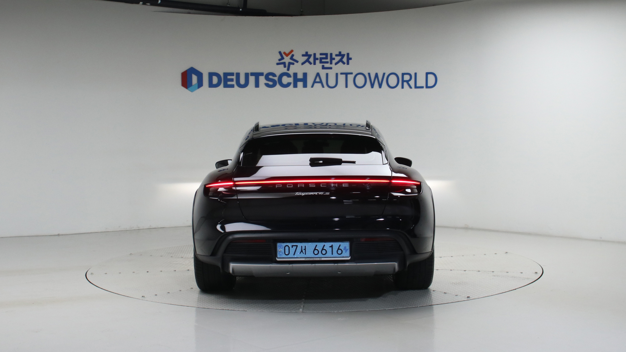 Porsche Taycan — miniaturë 4