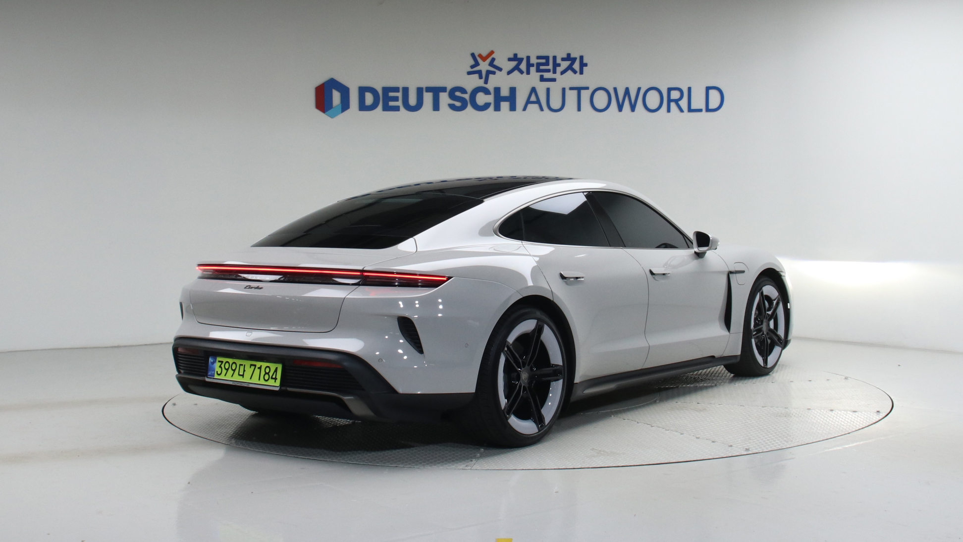 Porsche Taycan — miniaturë 2