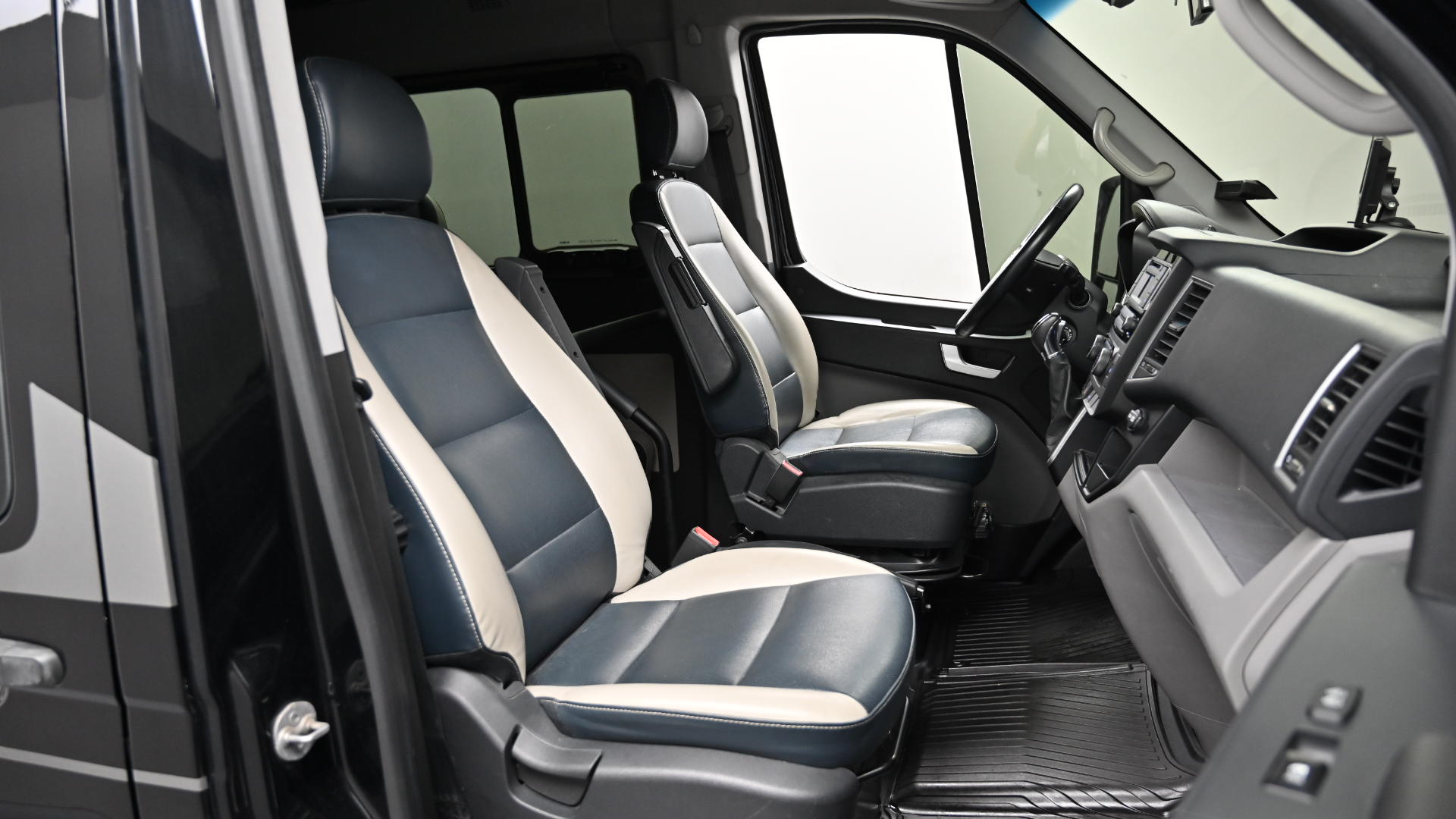 Hyundai Solati 15-seater Luxury