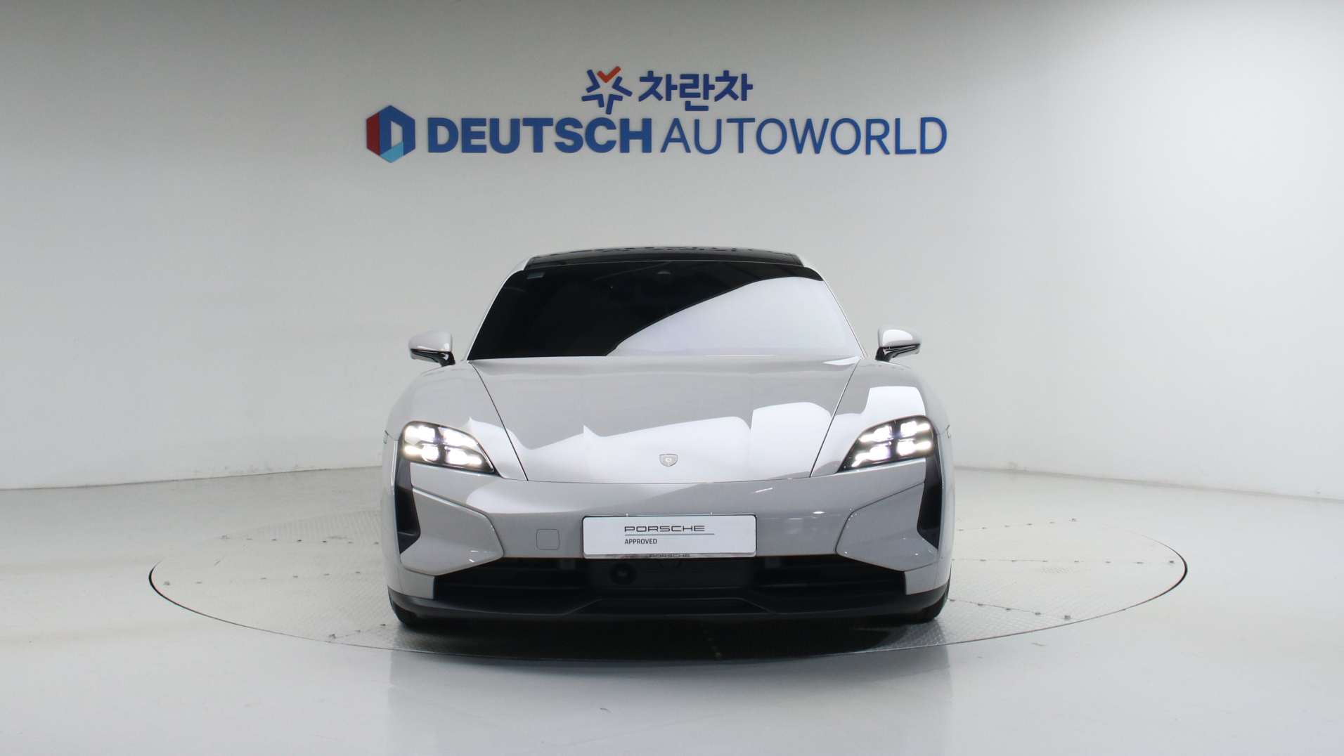 Porsche Taycan — miniaturë 3