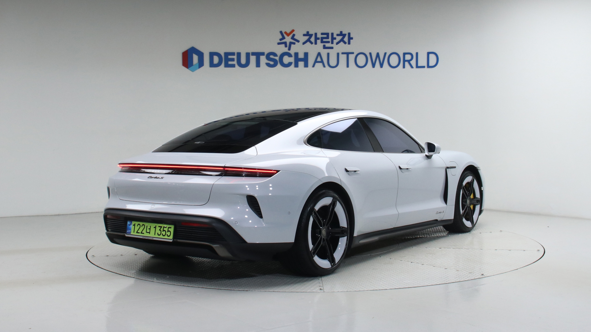 Porsche Taycan — miniaturë 2