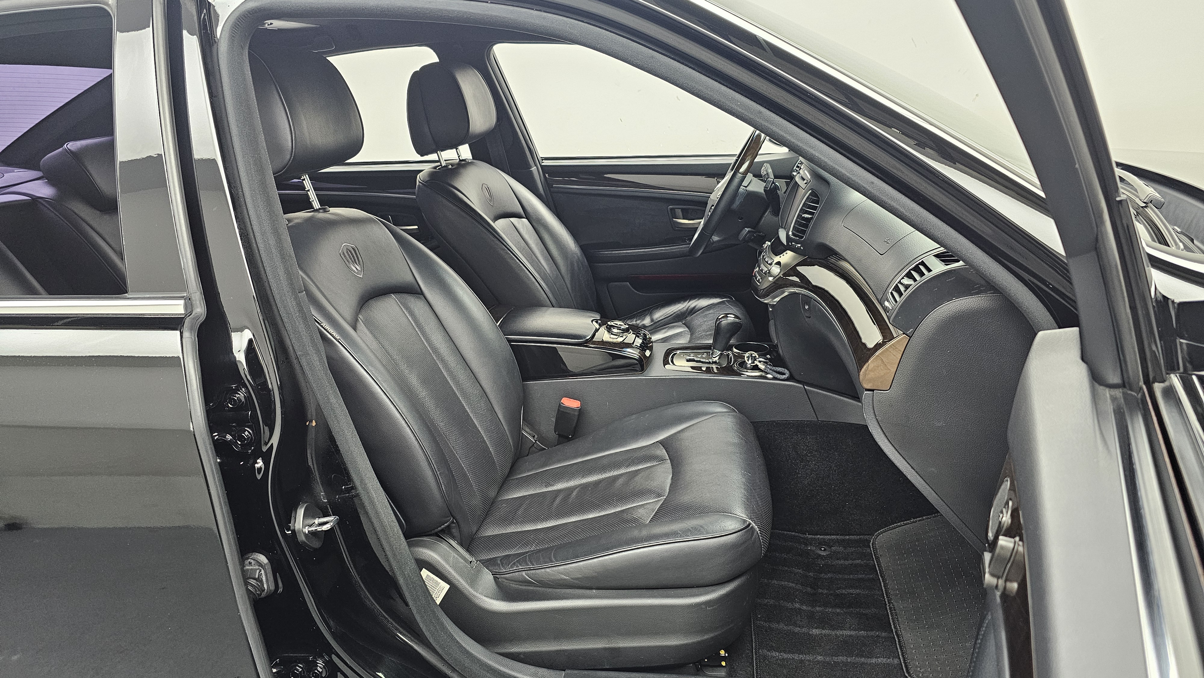 KGM (Ssangyong) New Chairman W CW600 Prestige