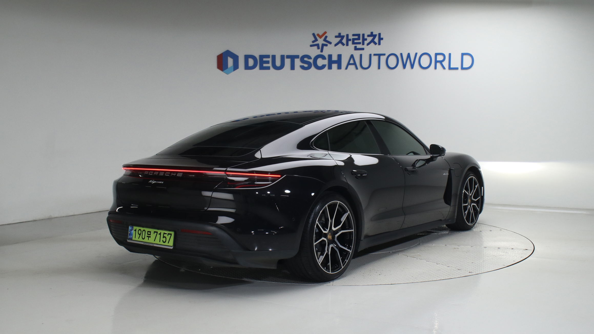 Porsche Taycan — miniaturë 2