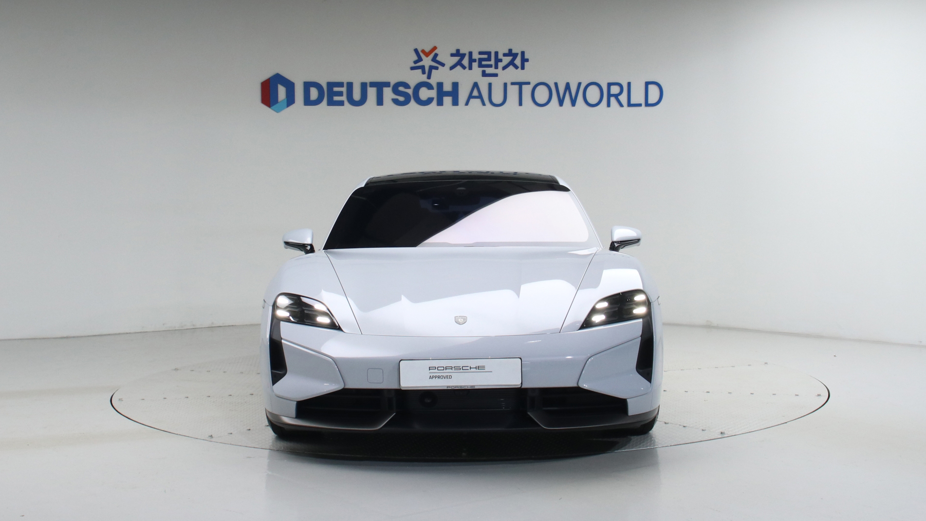Porsche Taycan — miniaturë 3