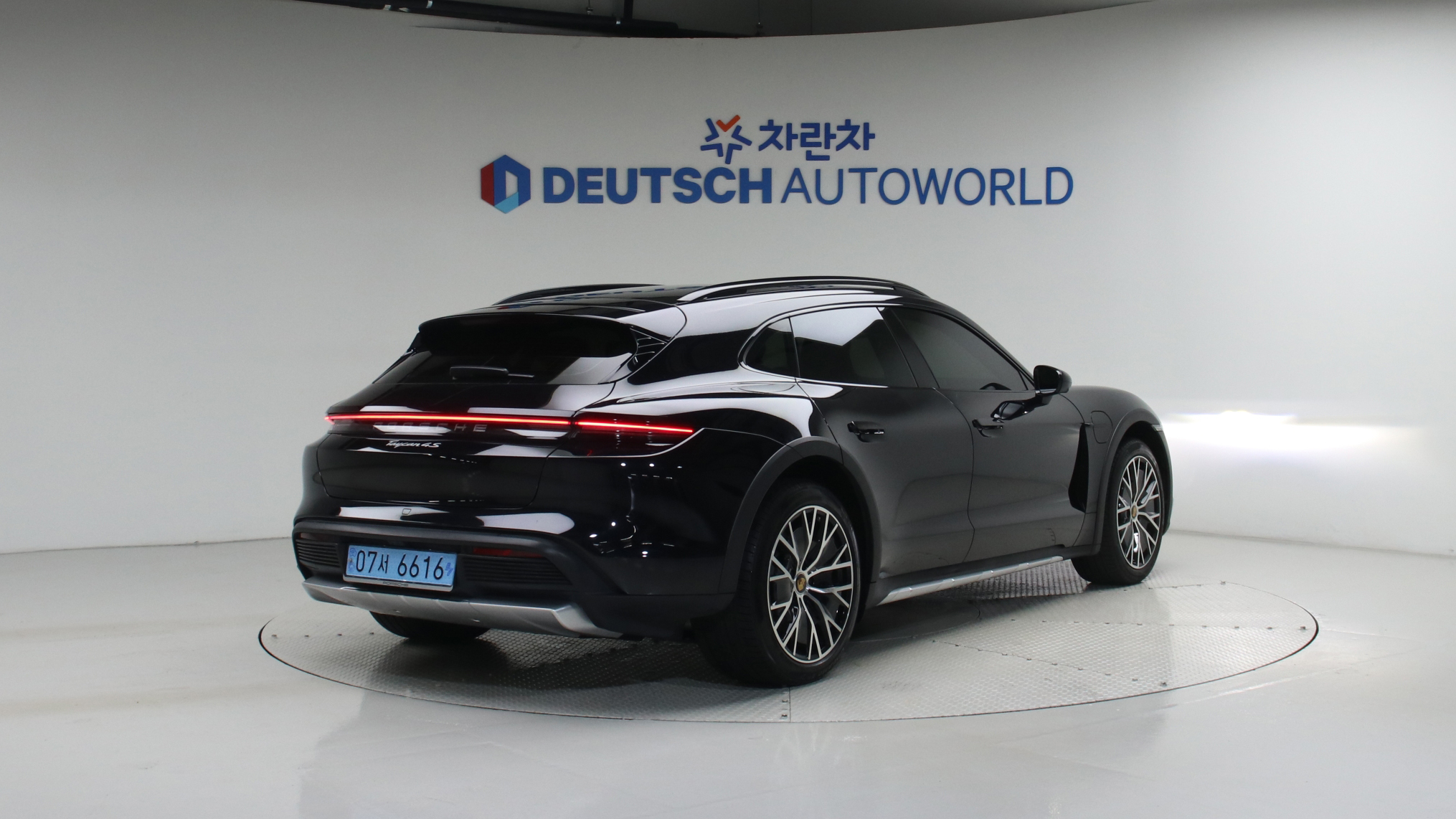 Porsche Taycan — miniaturë 2
