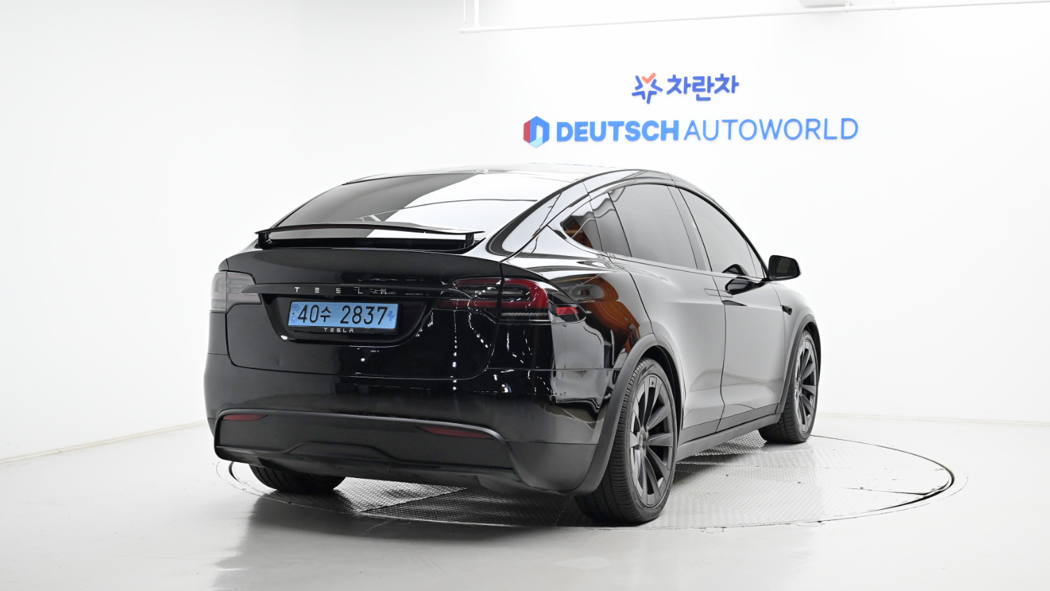 Tesla Model X — miniaturë 2
