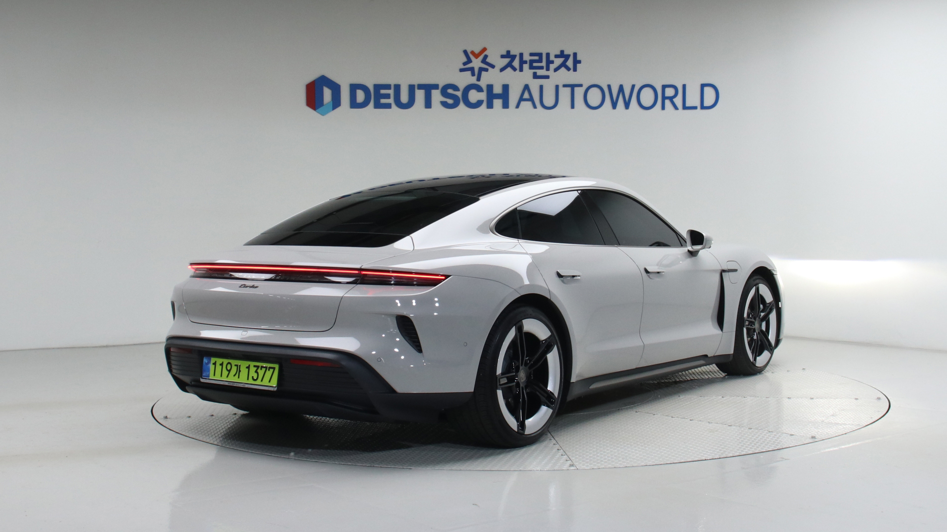 Porsche Taycan — miniaturë 2