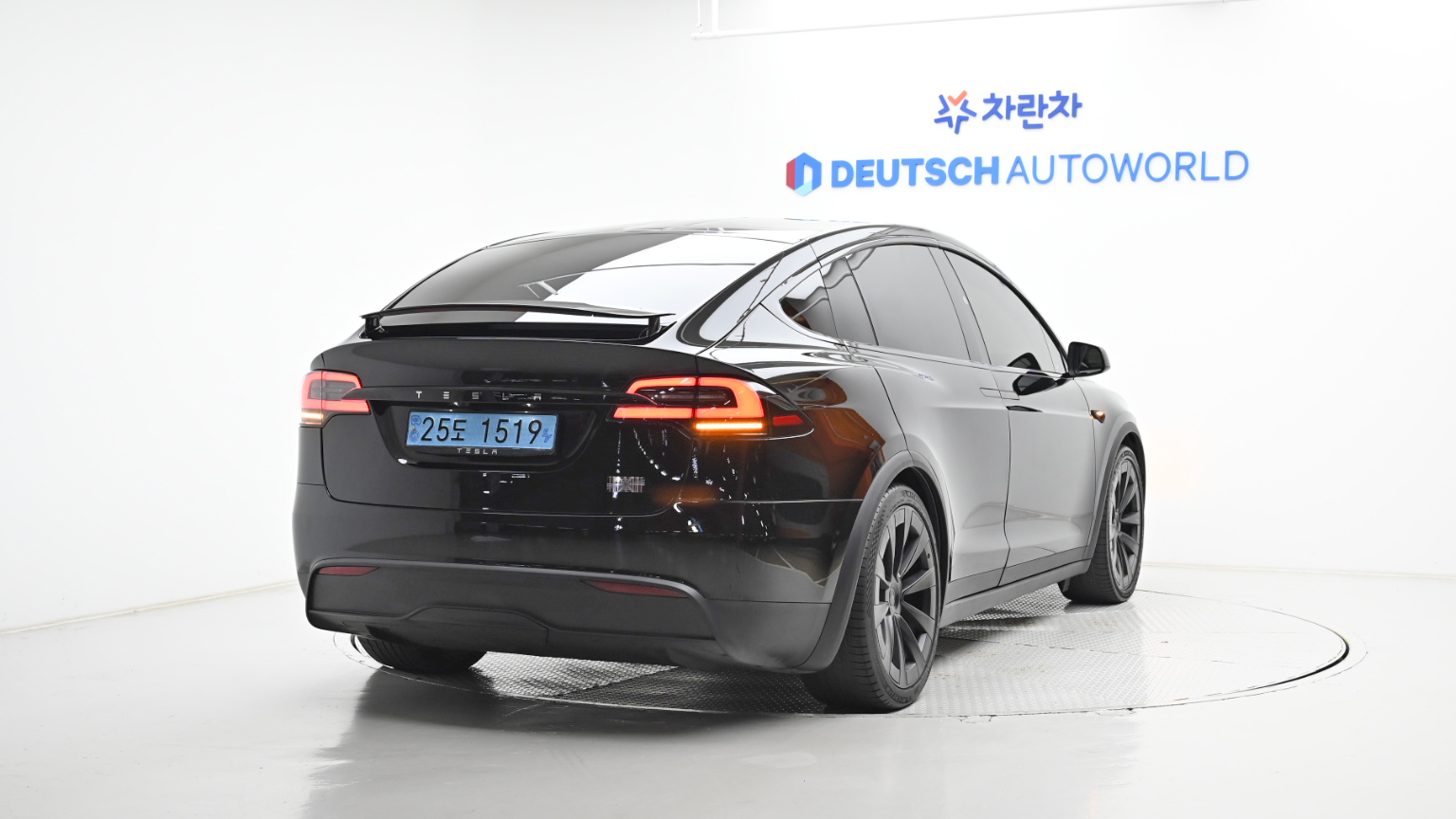 Tesla Model X — miniaturë 2