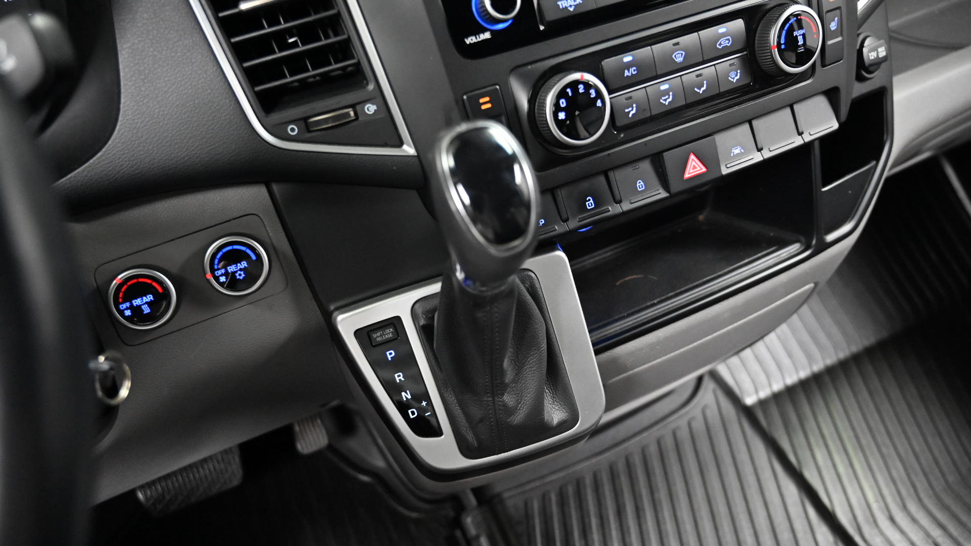 Hyundai Solati 15-seater Luxury