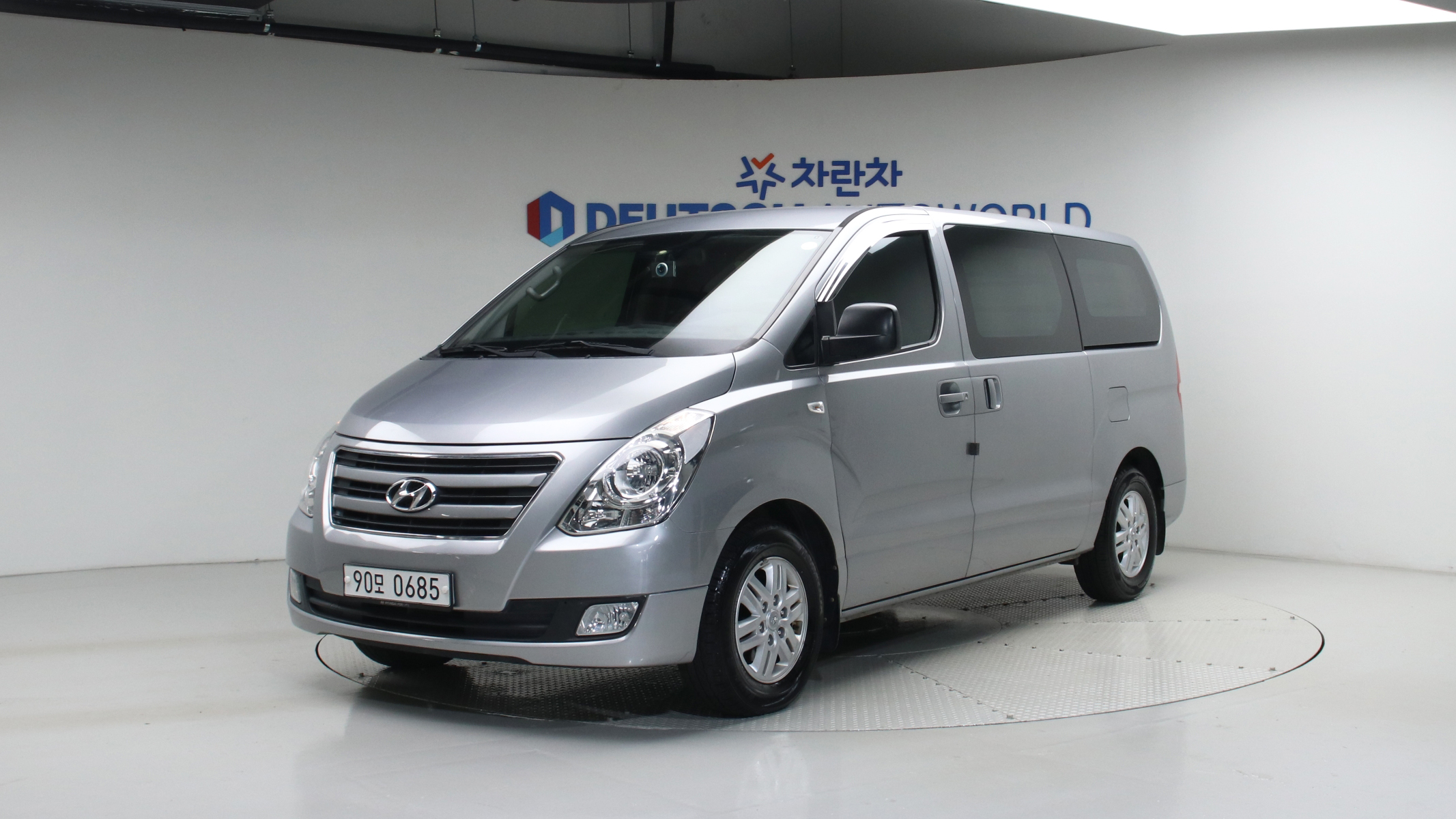 Hyundai Starex 3-Seater VAN — foto 1