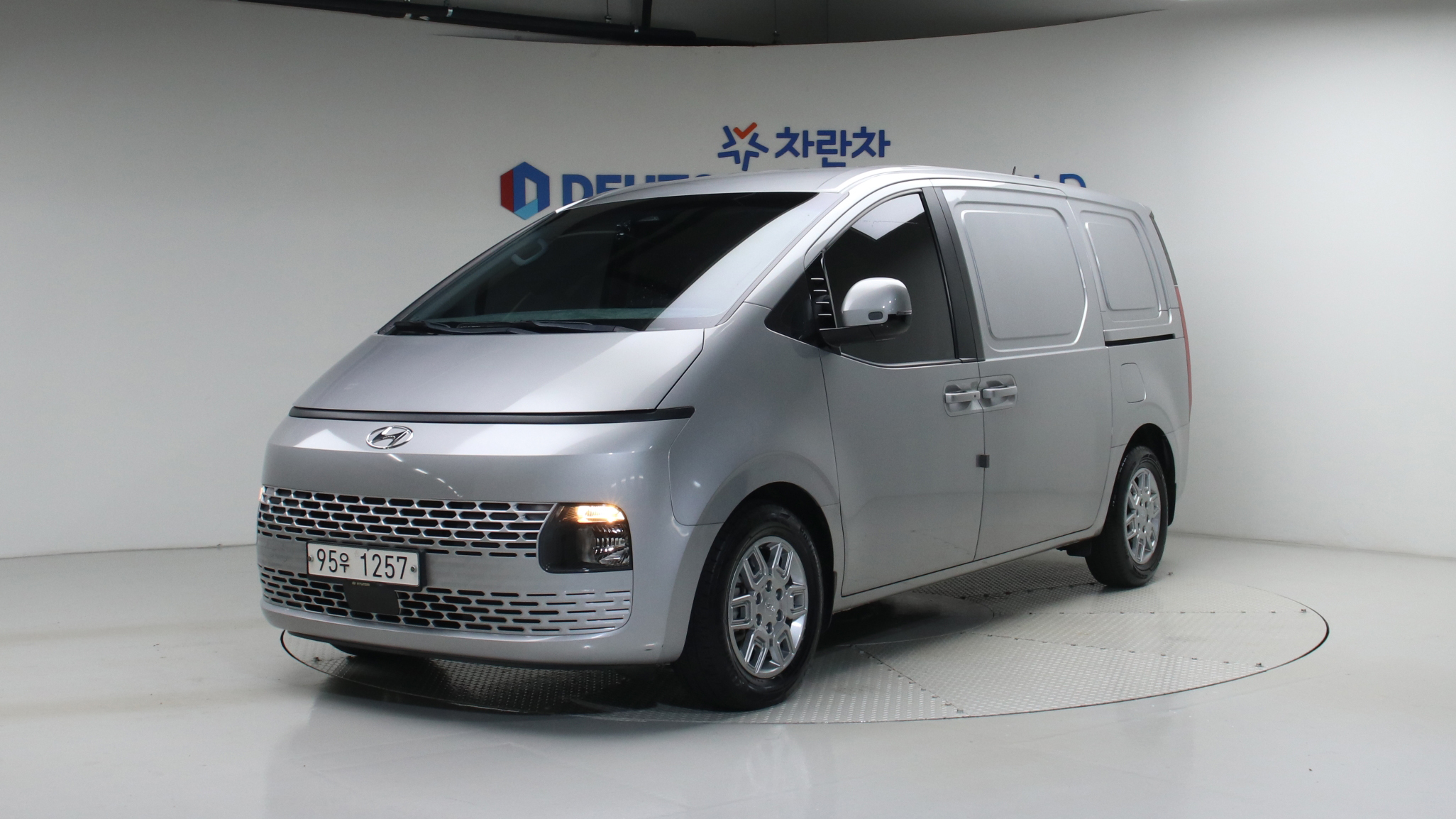 Hyundai Staria LPG 3.5 2WD 카고 3인승 모던 — foto 1